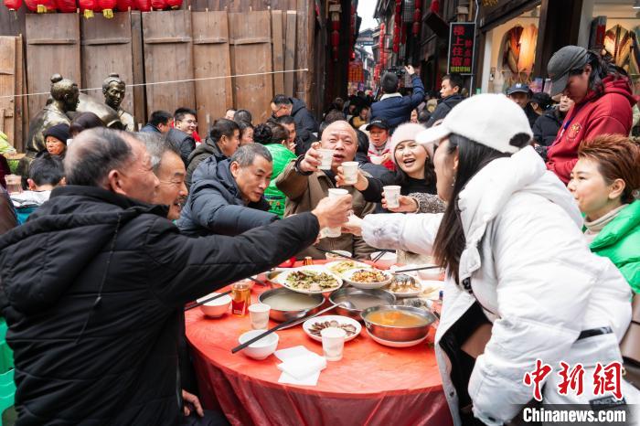 （新春走基层）重庆千年古镇摆“千米长宴”迎新年