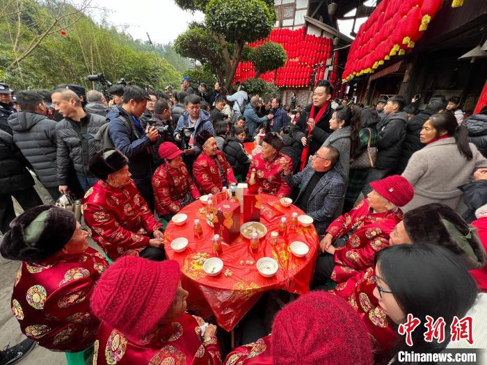 （新春走基层）重庆千年古镇摆“千米长宴”迎新年