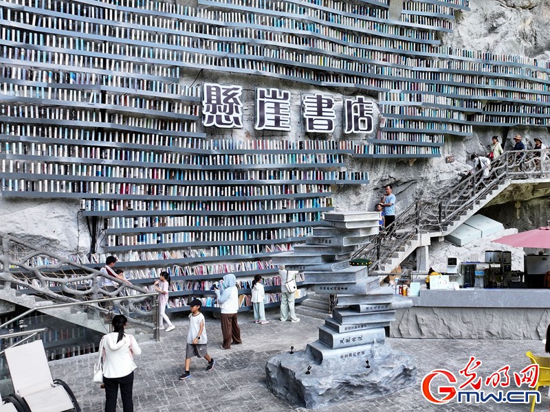 探访全国特色书店 在盛夏里寻一抹书香