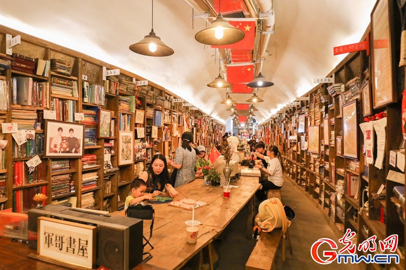 探访全国特色书店 在盛夏里寻一抹书香
