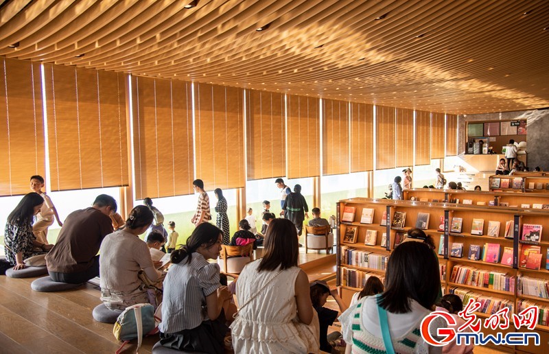 探访全国特色书店 在盛夏里寻一抹书香