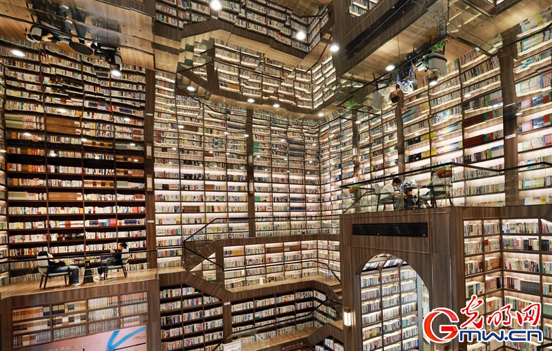 探访全国特色书店 在盛夏里寻一抹书香