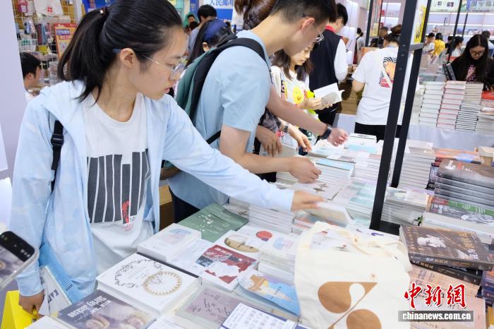 2025上海书展闭幕：文创热浪让爱书人快乐加倍