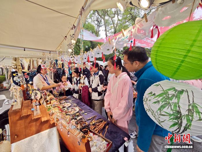 桂林艺术节:市民游客人山人海逛山水艺术市集 桂林艺术节:市民游客人山人海逛山水艺术市集