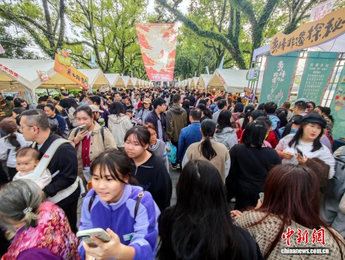 桂林艺术节:市民游客人山人海逛山水艺术市集