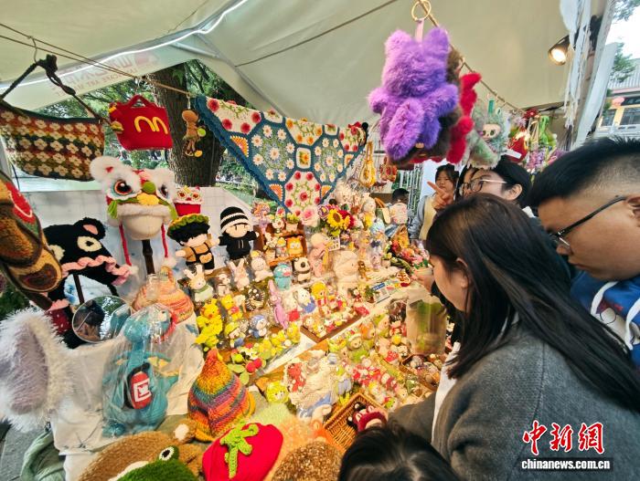 桂林艺术节:市民游客人山人海逛山水艺术市集