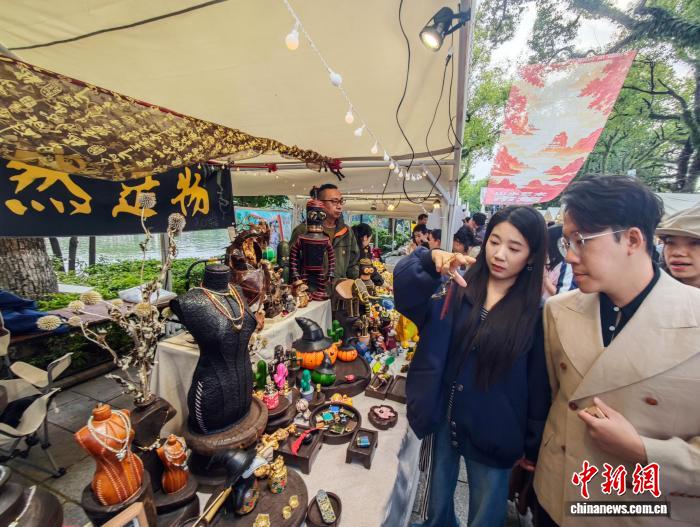 桂林艺术节:市民游客人山人海逛山水艺术市集