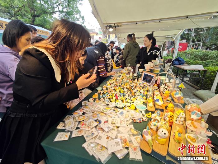 桂林艺术节:市民游客人山人海逛山水艺术市集