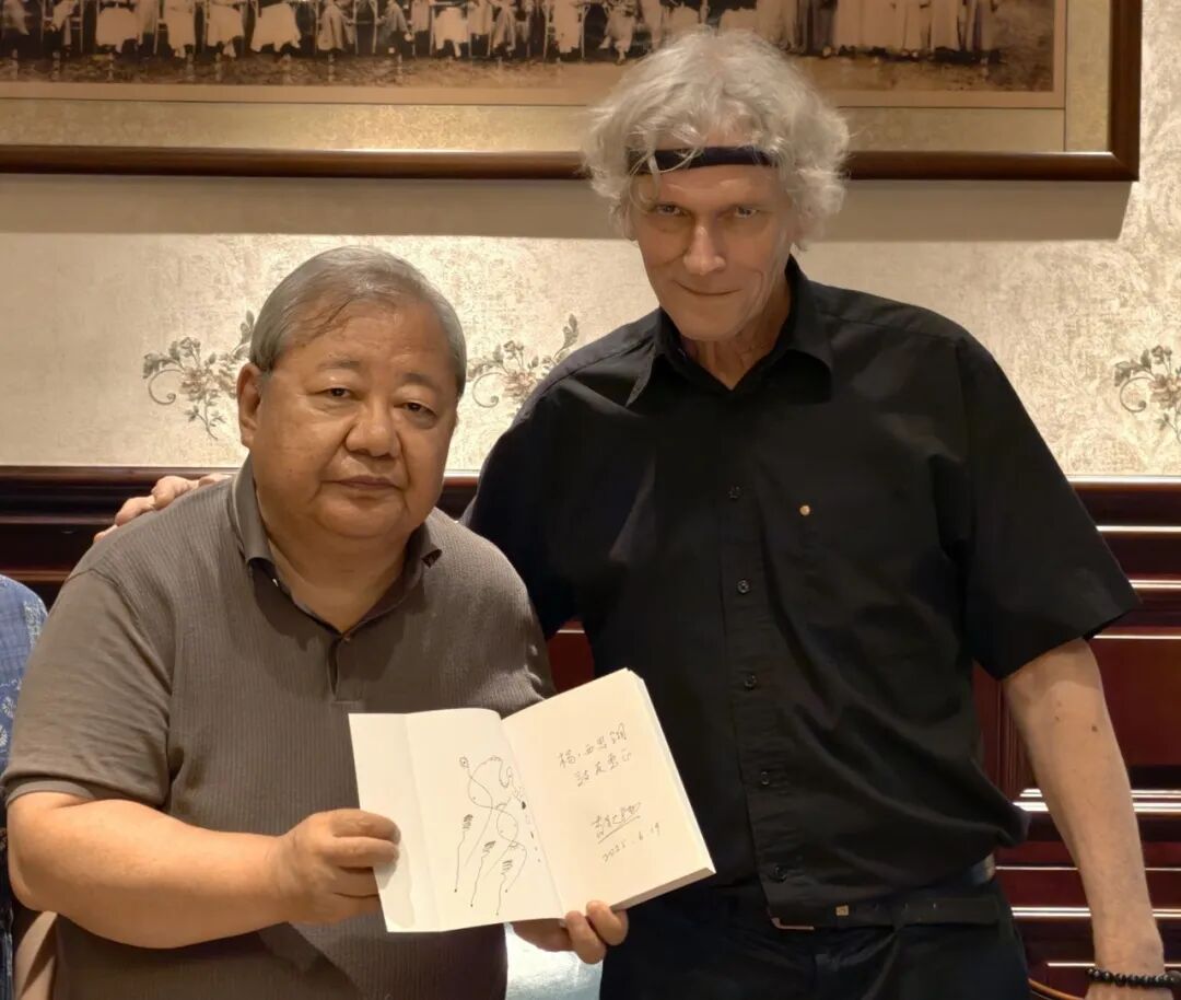 伊冯·勒芒:吉狄马加的诗歌,通过鹰,呼唤天空,通过人,呼唤大地