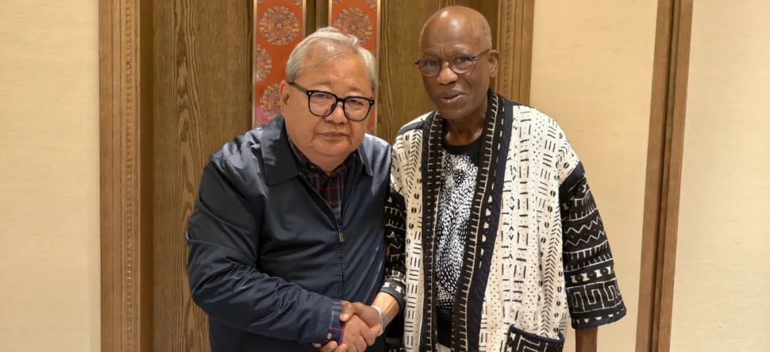 伊冯·勒芒:吉狄马加的诗歌,通过鹰,呼唤天空,通过人,呼唤大地