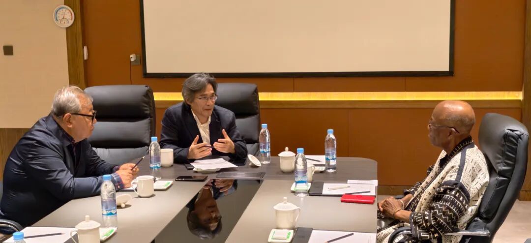 伊冯·勒芒:吉狄马加的诗歌,通过鹰,呼唤天空,通过人,呼唤大地