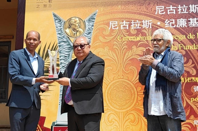 中国诗人吉狄马加获尼古拉斯•纪廉国际奖