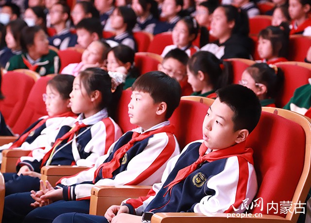 活动现场小朋友们认真听讲。实习生 牛子萌摄