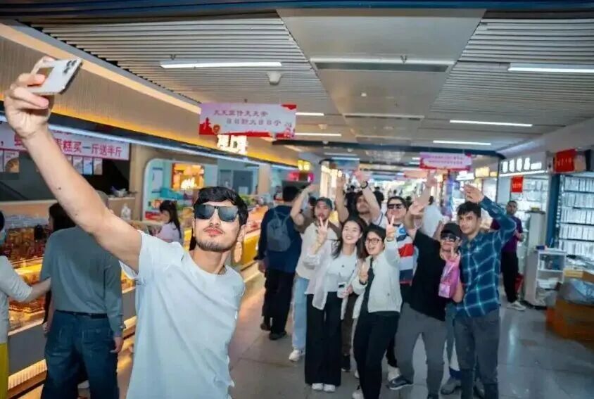 关铭闻:向前!中国开放的大门越开越大