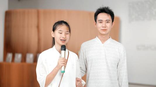 新大众文艺·看见你的声音—— 一场诵读快闪,让家人把爱读给彼此听 新大众文艺·看见你的声音—— 一场诵读快闪,让家人把爱读给彼此听