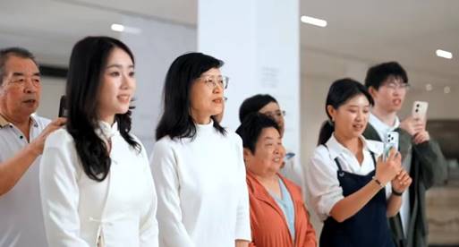 新大众文艺·看见你的声音—— 一场诵读快闪,让家人把爱读给彼此听 新大众文艺·看见你的声音—— 一场诵读快闪,让家人把爱读给彼此听
