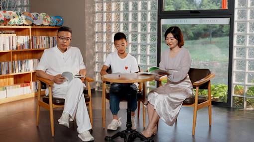 新大众文艺·看见你的声音—— 一场诵读快闪,让家人把爱读给彼此听 新大众文艺·看见你的声音—— 一场诵读快闪,让家人把爱读给彼此听