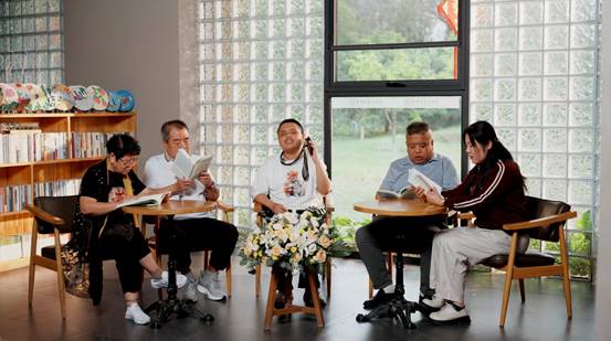 新大众文艺·看见你的声音—— 一场诵读快闪,让家人把爱读给彼此听 新大众文艺·看见你的声音—— 一场诵读快闪,让家人把爱读给彼此听