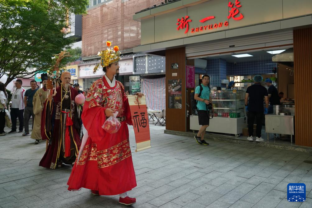 浙江绍兴：特色街区开街迎国庆