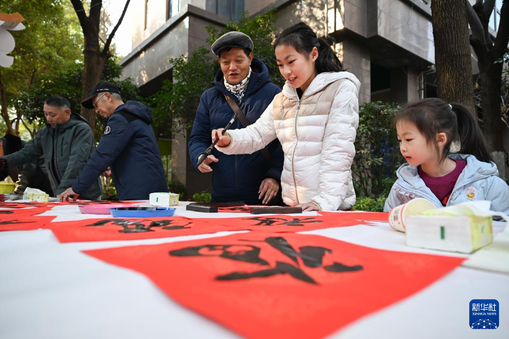 武汉：社区庙会年味浓