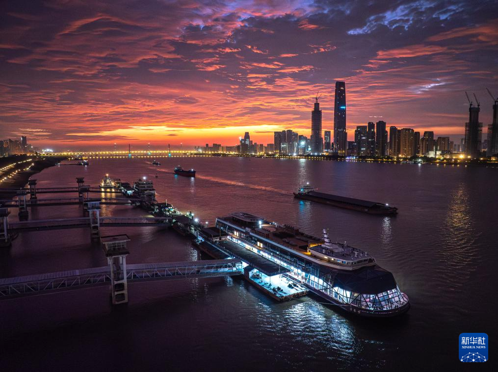 美丽中国｜霞染江城晓