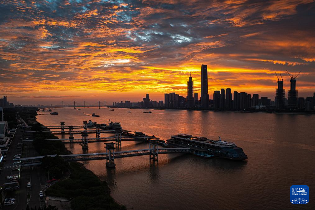 美丽中国｜霞染江城晓