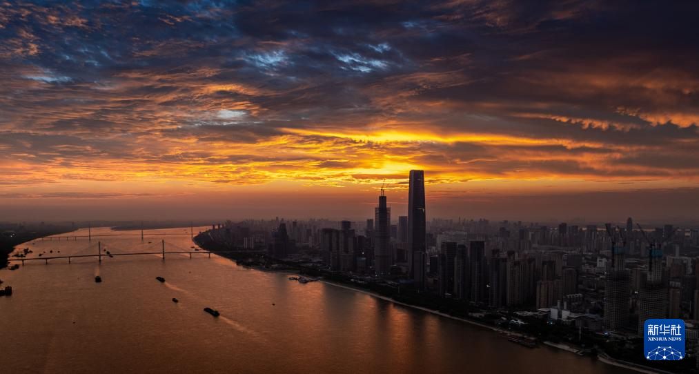 美丽中国｜霞染江城晓