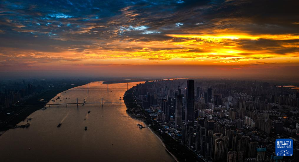 美丽中国｜霞染江城晓