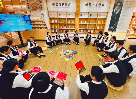 “微光也闪耀”主题读书活动举办 保洁阿姨共沐书香