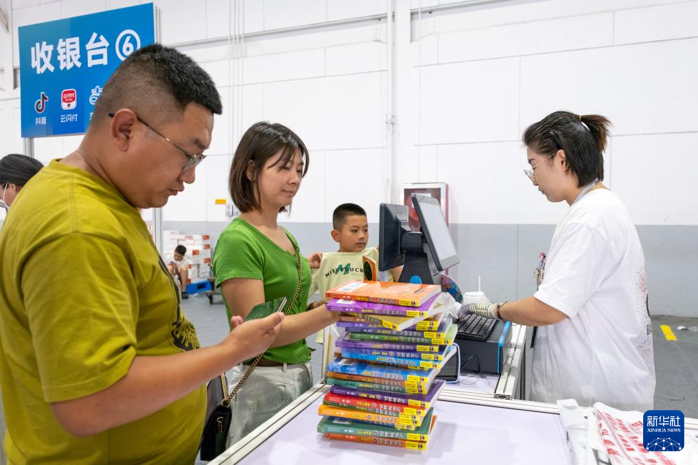 呼和浩特：北疆书展推动暑期阅读热潮