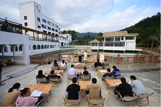 海南保亭构建“阅读+思政+实践”育人新范式——生态山城书香浓 一城繁华诗半城 海南保亭构建“阅读+思政+实践”育人新范式——生态山城书香浓 一城繁华诗半城