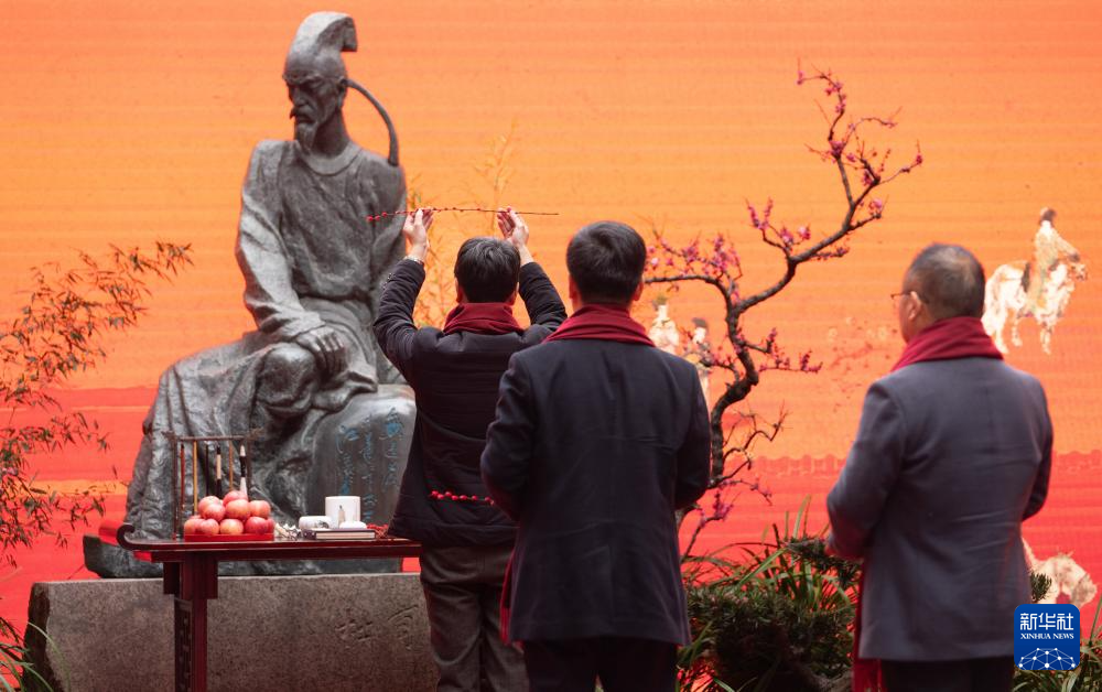 成都:“人日游草堂”祭杜甫