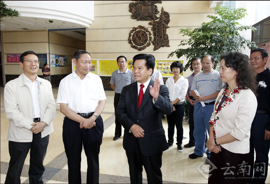 8月30日,履任新职的李纪恒代省长在云南省政府看望各部门工作人员.