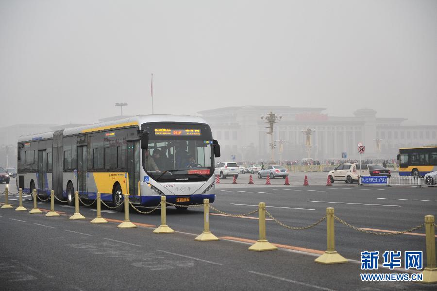 1月30日,一辆公交车驶过天安门.