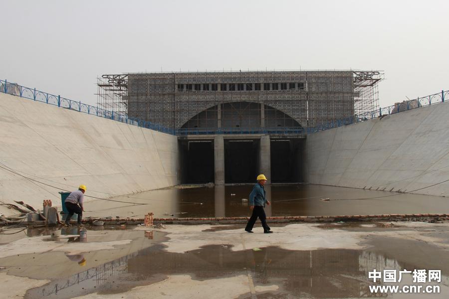 4月16日,工人在南水北调中线沁河倒虹吸工程出水闸施工.