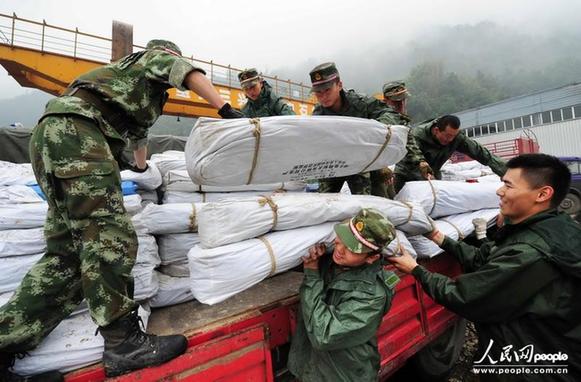 武警四川总队南充支队的官兵在搬运救灾帐篷