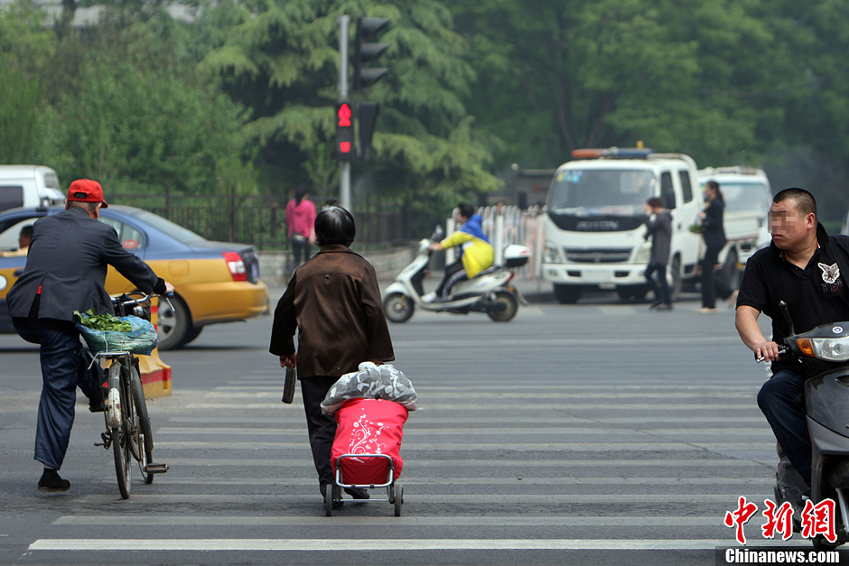 高清:北京今起整治"闯红灯" 仍有行人横穿马路(3)_光明网