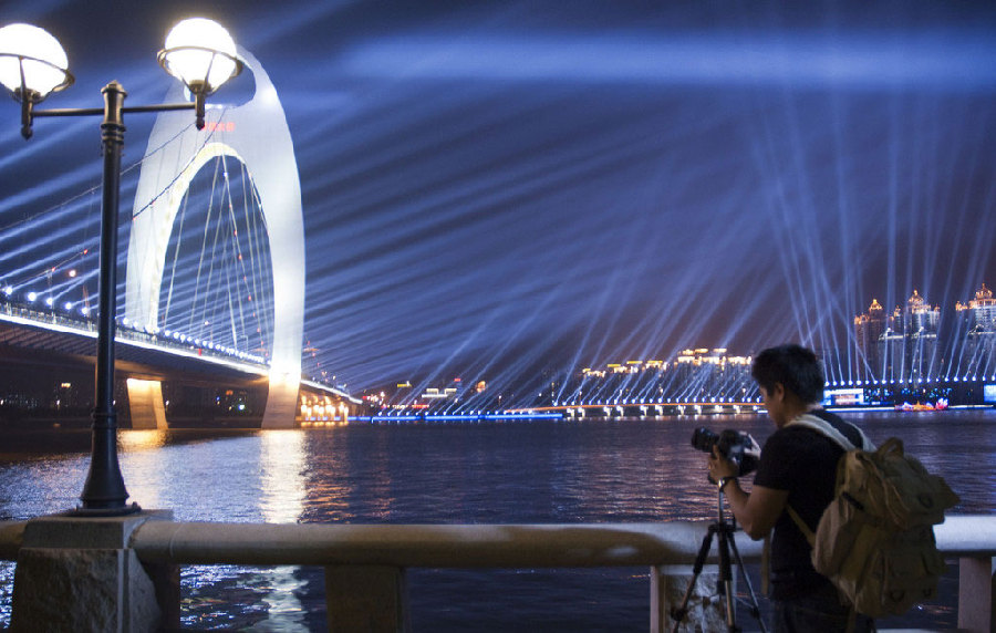 广州猎德大桥穿"软猬甲"防跳桥[高清组图]