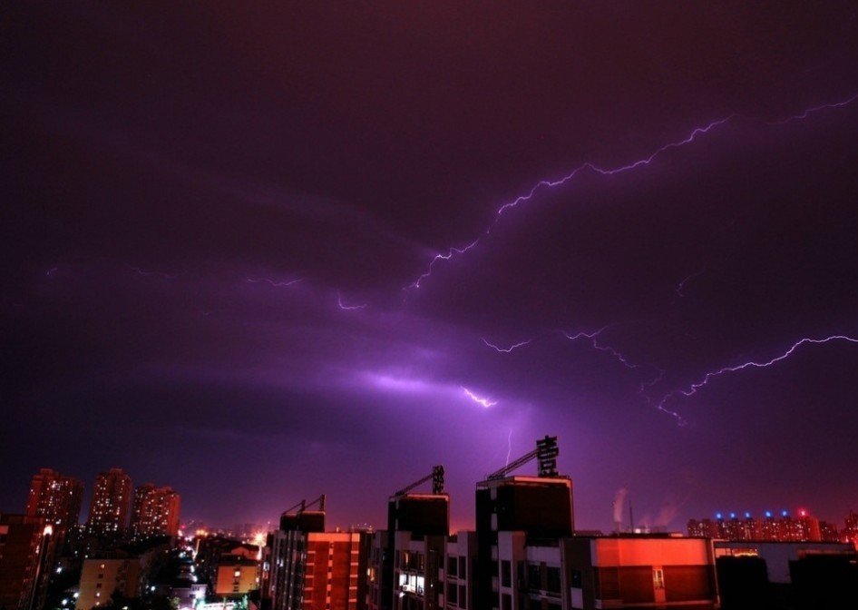 高清组图:北京雷雨中现美轮美奂云间闪电(1)