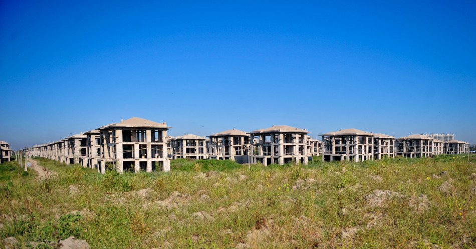 位于天津市宝坻区京津新城大片的在建别墅钢筋混凝土框架已经建成