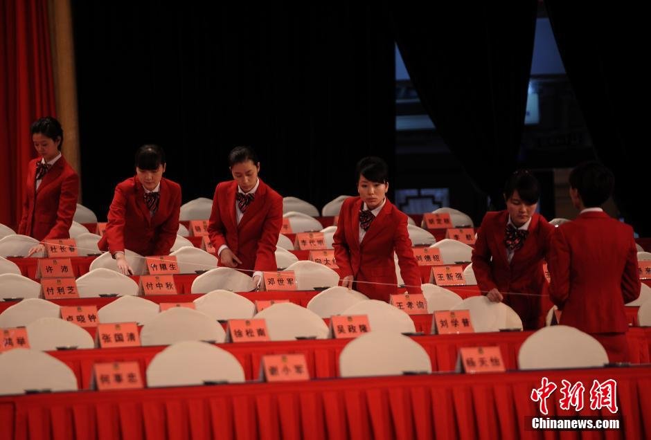重庆"两会" 工作人员拉线整齐排列座位牌