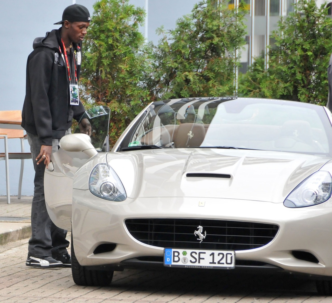 曝博尔特豪车众多 不过最爱法拉利(图)