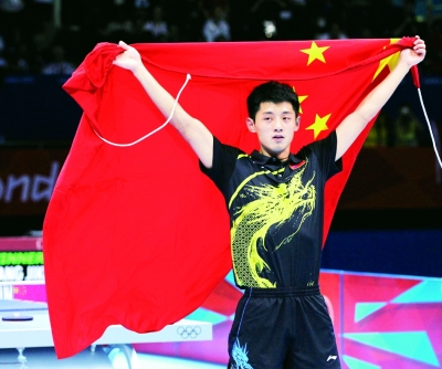 张继科在比赛结束后身披国旗庆祝.新华社记者