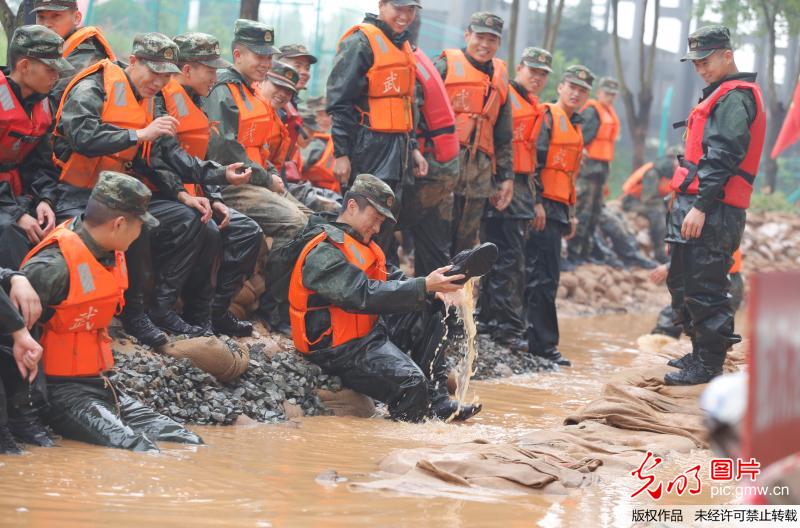 南京:武警官兵抗洪大堤上的表情包