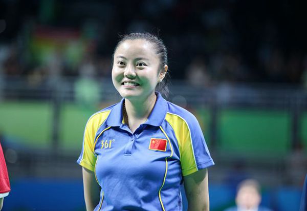 图为茅经典在女子乒乓球单打比赛中获得冠军